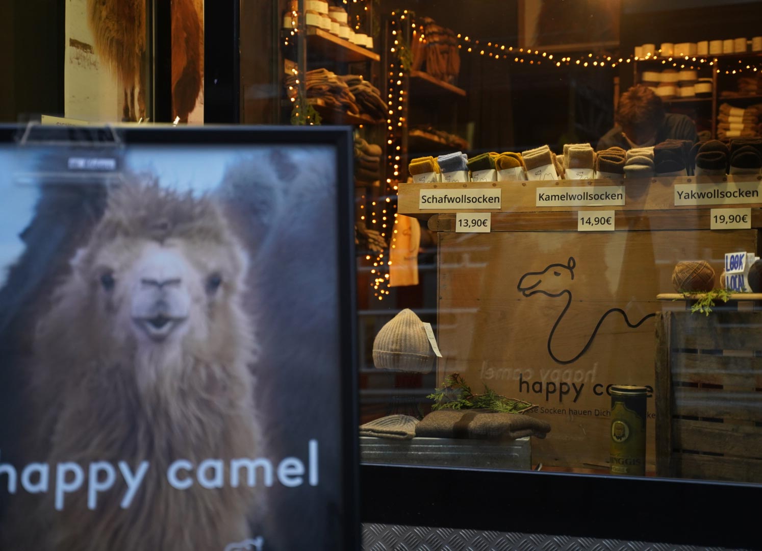 Die Fensterfront und ein Aufsteller mit einem Kamel drauf vor einem Laden