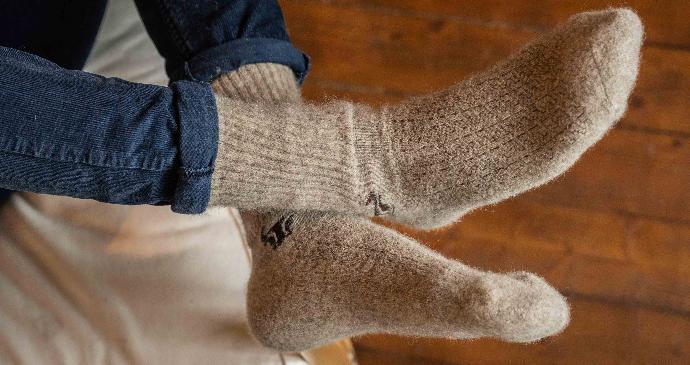 Graue Socken aus Yakwolle werden drinnen getragen
