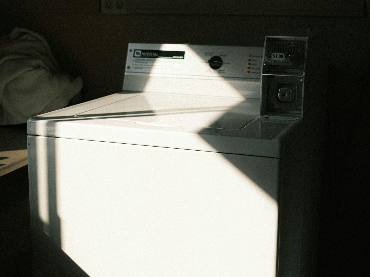 Ein Analogfoto einer Waschmaschine im Sonnenlicht