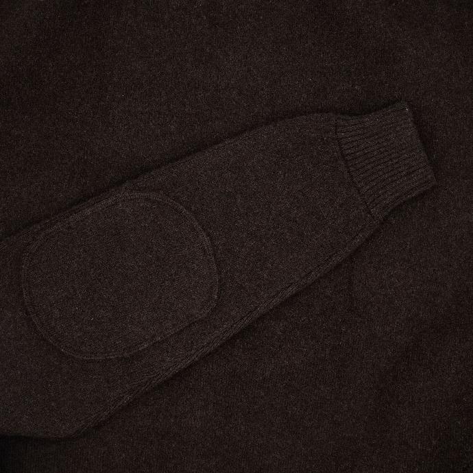 Ellbogenpatch auf dunkelbrauner Strickjacke aus Yakwolle