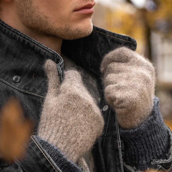 Männermodel trägt graue Handschuhe aus Yakwolle