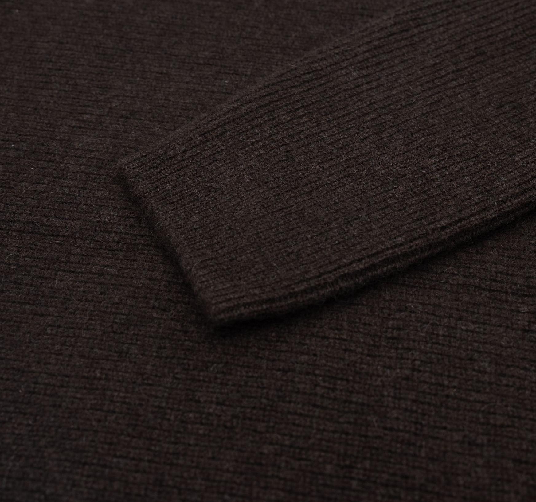 Detail eines Ärmels von dem dunkelbraunen Loose-Fit Pullover aus Yakwolle
