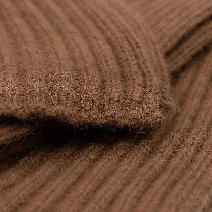 Detailbild des braunen Schals aus Kamelwolle.