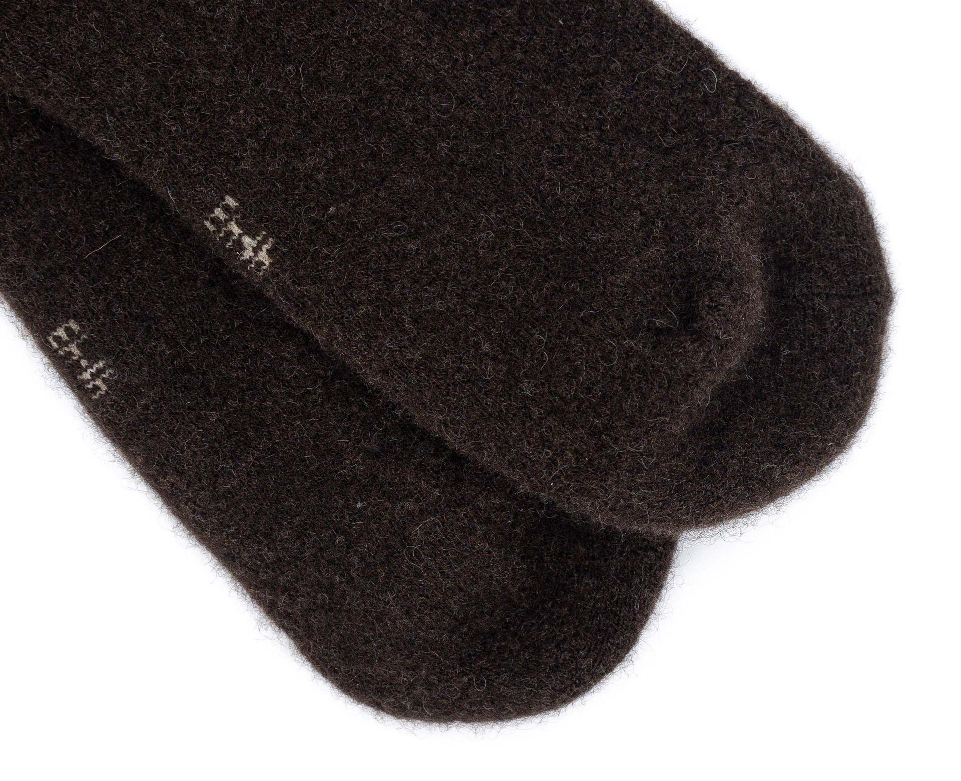 Detailbild eines dunkelbaunen Socken aus Yakwolle.