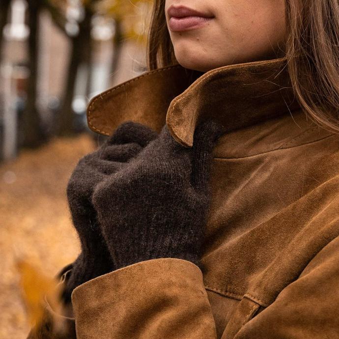 Handschuhe in dunkelbraun halten einen Kragen