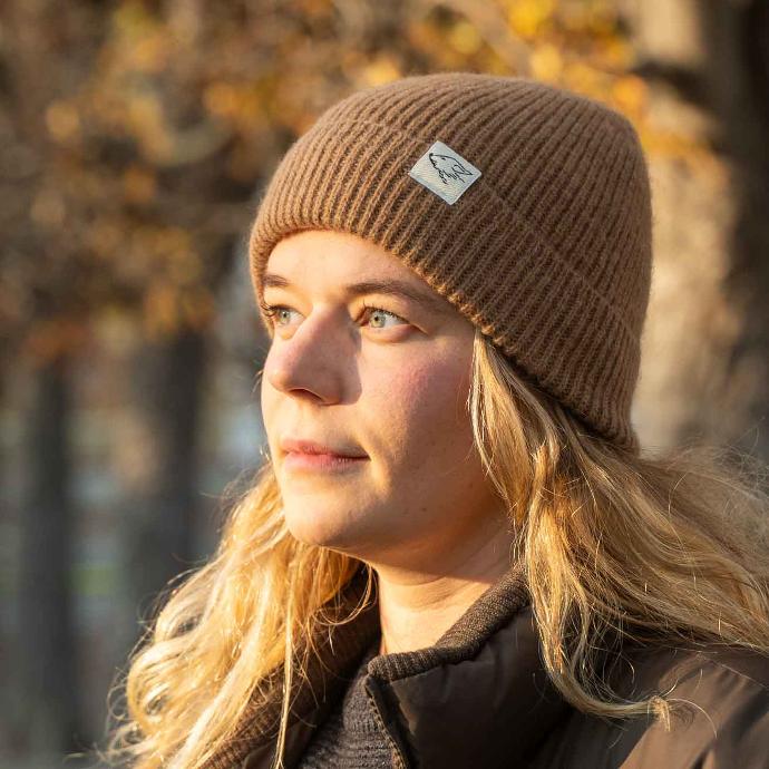 Blonde woman with brown woollen hat with steppenstrolch logo