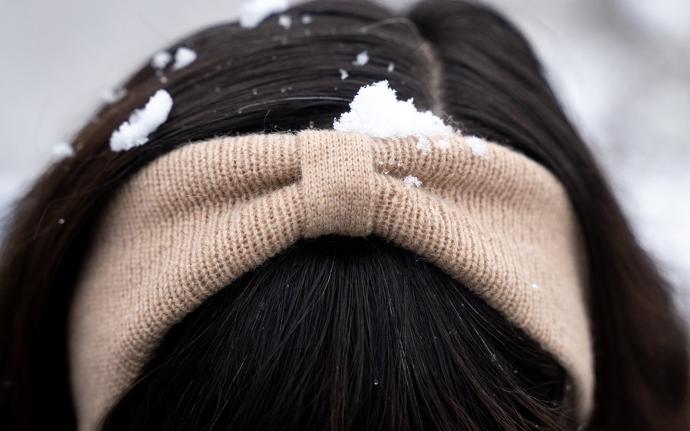 Stirnbänder geeignet für den plötzlichen Schneefall Beiges Stirnband mit Schnee zwischen schwarzen Haaren