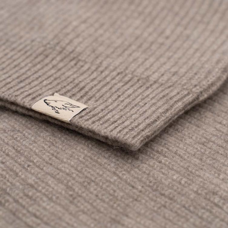 Rollkragenpullover aus Yakwolle von steppenstrolch Detail eines dicken Pullovers mit steppenstrolch-Logo