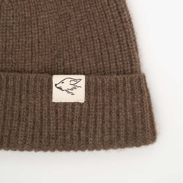 Beanie aus Yakwolle, braun, Detail Logo