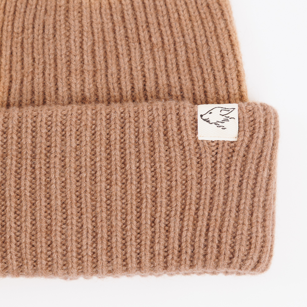Beanie aus Kamelwolle, braun, detail Logo