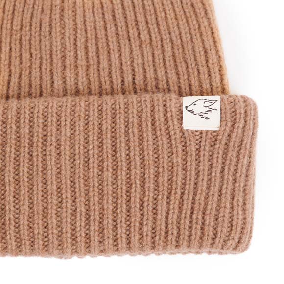 Beanie aus Kamelwolle, braun, detail Logo