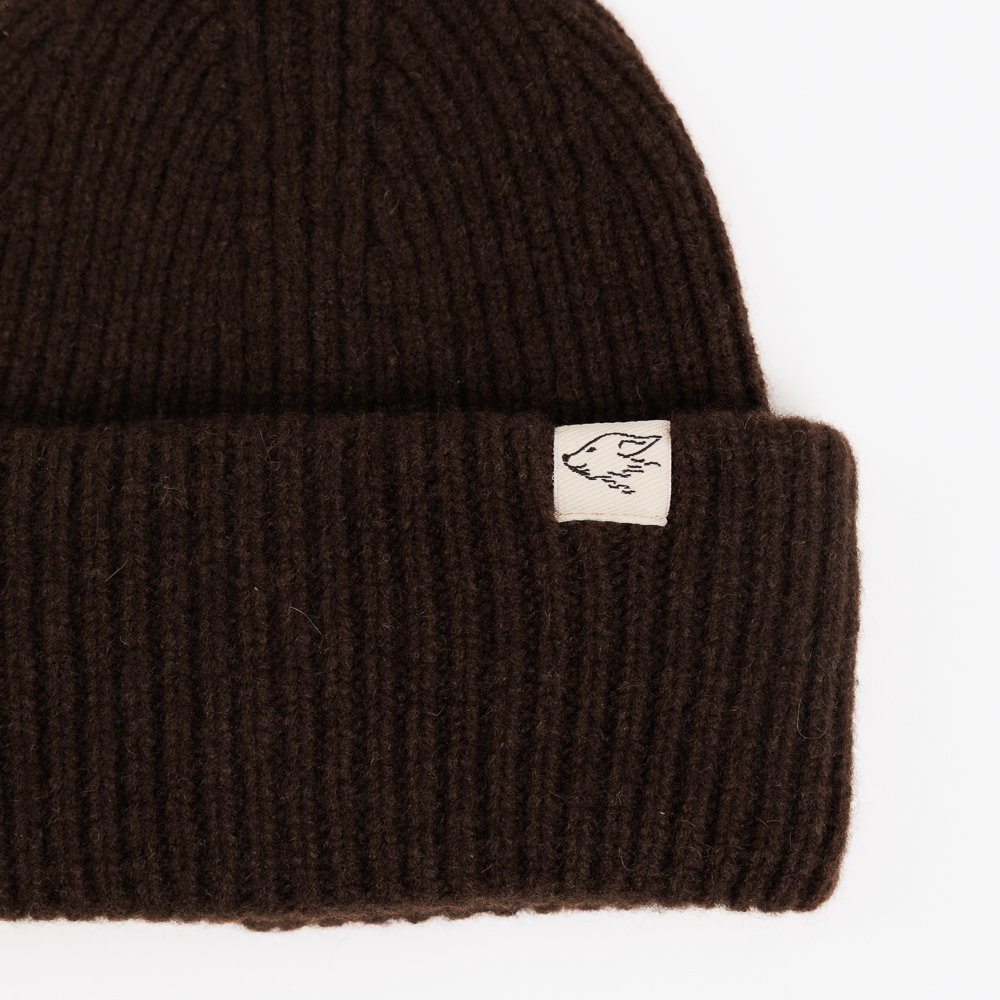 Beanie aus Yakwolle, dunkelbraun, Detail Logo