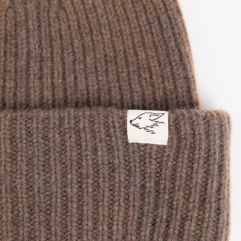 Beanie aus Yakwolle, yakbraun, Detail Logo
